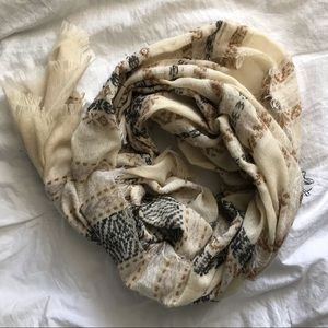 Lightweight spring scarf
